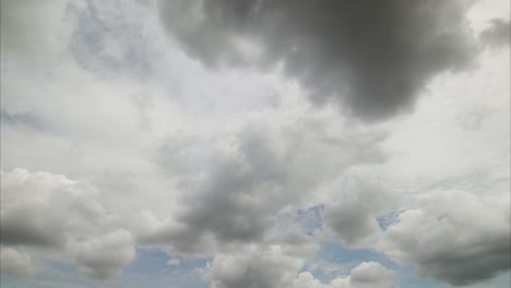 Schöne-Weiße-Wolken-Und-Blauer-Himmel-Im-Zeitraffer
