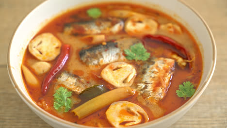 Tom-Yum-Dosenmakrele-In-Scharfer-Suppe---Asiatischer-Essensstil