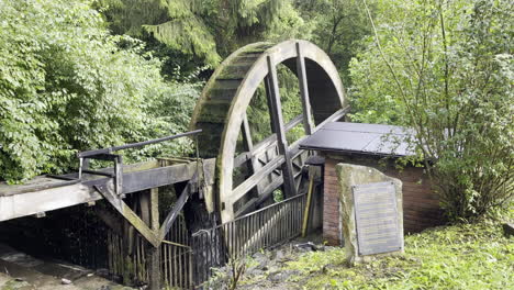 Das-Rad-Einer-Alten-Wassermühle-Wird-Vom-Wasser-Eines-Baches-Angetrieben