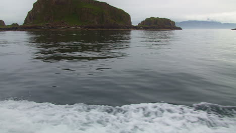Delfín-Nariz-De-Botella-Nadando-A-Lo-Largo-De-Un-Velero-En-El-Mar-En-Escocia