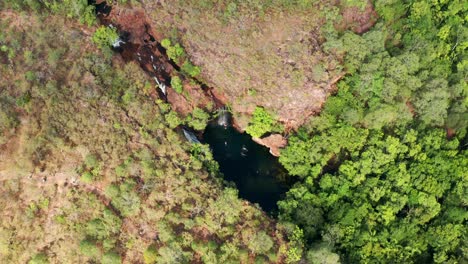 Luftaufnahme-Von-Oben-Nach-Unten-Von-Florence-Falls-Und-Dem-Umliegenden-Buschland-Im-Litchfield-National-Park,-NT---Australien