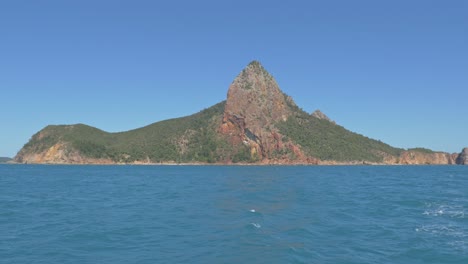 Distant-View-of-Pentecost-Island-Amidst-The-Blue-Water-Of-Coral-Sea-In-Whitsundays,-QLD,-North-Australlia