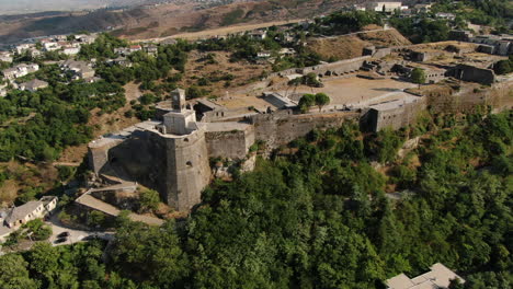 Drohnenaufnahme-4k-Uhr-Der-Burg-Gjirokastra-Die-Burg-Gjirokastra-Ist-Eine-Burg-In-Gjirokastra,-Albanien