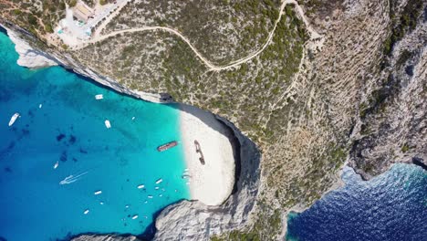Luftaufnahme-Von-Touristen,-Die-Den-Navagio-strand-Im-Sommer-Genießen---Beliebte-Touristenattraktion-In-Zakynthos,-Ionische-Insel,-Griechenland