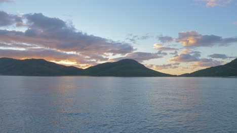 Seestück-Mit-Bergen-Im-Hintergrund-Bei-Sonnenaufgang---Whitsunday-inseln-In-Qld,-Australien