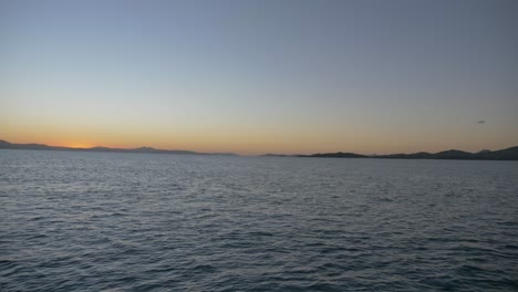 Panoramablick-Auf-Die-Inseln-An-Den-Whitsundays-Während-Des-Goldenen-Sonnenuntergangs-In-Queensland,-Australien