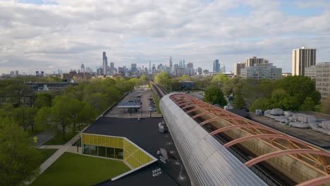 Drohne-Fliegt-über-Exelon-Tube,-Chicago-Skyline-Im-Hintergrund