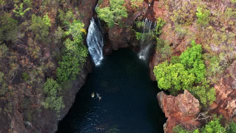 Touristen-Schwimmen-Auf-Dem-Bach-Mit-Florence-Falls-Im-Litchfield-nationalpark-Im-Nördlichen-Territorium-Australiens