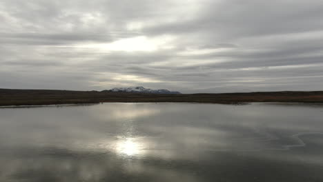 Nehmen-Sie-Eine-Drohne-über-Den-Zugefrorenen-See-In-Island