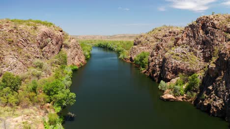 Idílico-Arroyo-Fluvial-Que-Fluye-A-Través-Del-Bosque-Salvaje-Del-Parque-Nacional-Litchfield,-Territorio-Del-Norte,-Australia
