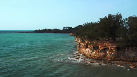 Sandsteinfelsen-Mit-Vegetation-An-Der-Felsigen-Küste-Im-East-Point-Reserve-In-Darwin,-Northern-Territory,-Australien-Mit-Blauem-Wasser-Des-Beagle-Golfs