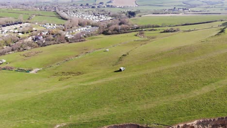 Luftaufnahme-Der-Grünen-Hügellandschaft-Von-Seatown-In-Dorset