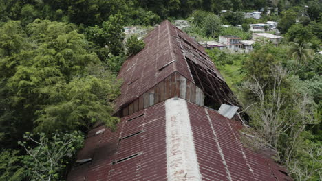 Un-Antiguo-Almacén-Abandonado-Y-Oxidado-En-Los-Canos-Puerto-Rico-Se-Ha-Deteriorado-Y-Está-Desapareciendo-Lentamente-En-La-Jungla-Circundante