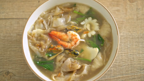 Wide-Rice-Noodles-with-Seafood-in-Gravy-Sauce---Asian-food-style