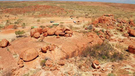 Vista-Aérea-De-Las-Formaciones-Rocosas-Graníticas-Del-área-De-Conservación-De-Los-Mármoles-Del-Diablo-En-El-Territorio-Del-Norte,-Australia