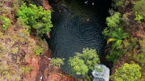 Luftaufnahme-Der-Menschen,-Die-Auf-Dem-Fluss-Von-Florence-Falls-Mit-Hoher-Schlucht-Im-Litchfield-nationalpark-Schwimmen
