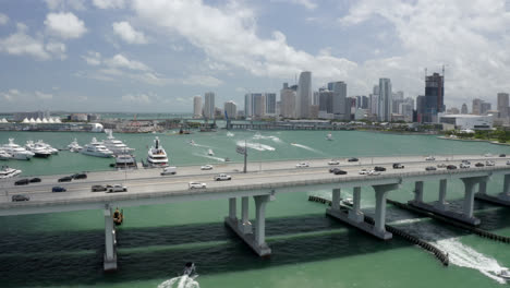 Brücke-Mit-Blick-Auf-Miami-Im-Hintergrund