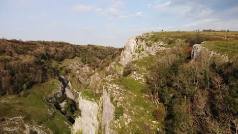 Luftaufnahme-über-Kalksteintalfelsen-Der-Cheddar-Schlucht