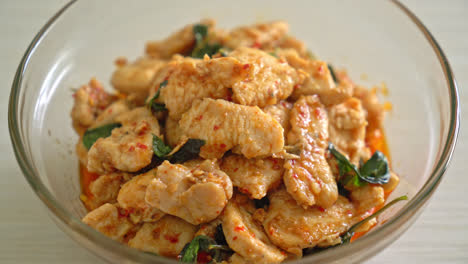 Gebratenes-Hühnchen-Mit-Chilipaste-Oder-Chilipaste---Asiatischer-Essensstil