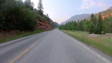 Punto-De-Vista-Mientras-Conduce-Por-La-Autopista-550-A-Través-Del-Valle-Del-Río-Uncompahgre-Cerca-De-Ouray-Colorado