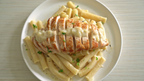 homemade-quadrotto-penne-pasta-white-creamy-sauce-with-grilled-chicken