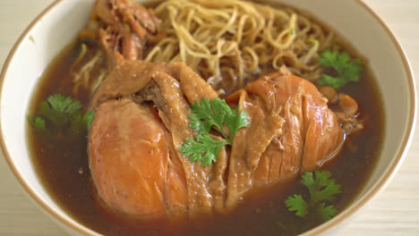 Nudeln-Mit-Geschmortem-Hähnchen-In-Brauner-Suppenschüssel---Asiatische-Küche