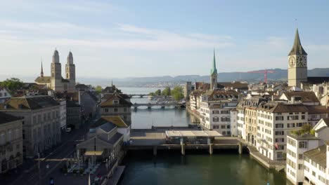 Dramatic-Establishing-Shot-Along-Limmat-River-in-Zurich,-Switzerland