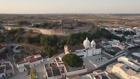 Castro-Marim-Castle-Mit-Blick-Auf-Die-Pfarrkirche-Von-Sao-Tiago-Und-Stadthäuser