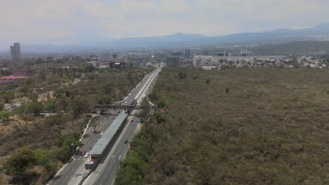 Cruzando-Por-Encima-De-La-Gran-Avenida-En-La-Ciudad-De-México-En-Un-Día-Nublado