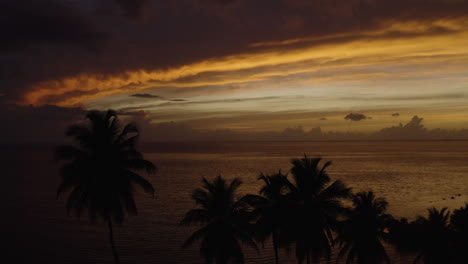 Palmen,-Die-Sich-Gegen-Einen-Dramatischen-Sonnenuntergang-Am-Ostiones-Beach-In-Puerto-Rico-Abheben---Luxusreisen-Und-Romantische-Urlaubskonzepte