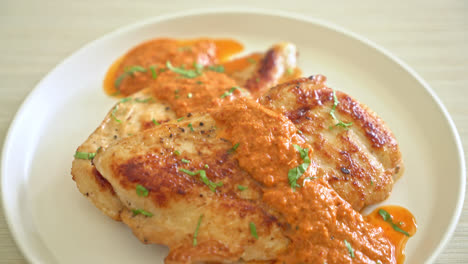 Gegrilltes-Hähnchensteak-Mit-Roter-Currysauce---Muslimischer-Essensstil