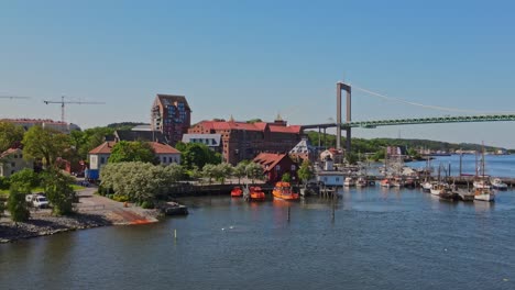Blick-Auf-Die-Alvsborg-Brücke-über-Den-Fluss-Göta-In-Der-Nähe-Von-Klippan-In-Göteborg,-Schweden,-Mit-Booten-Und-Gebäuden-Am-Wasser-Tagsüber