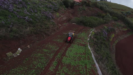 Aufnahme-Einer-Drohne-Auf-Einem-Traktor,-Der-Sprühgeräte-Für-Kartoffelplantagen-Einsetzt