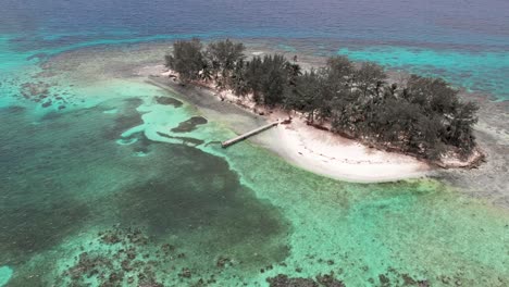 Aerial-footage-of-beautiful-bay-islands-of-Utila,-Water-cay,-Utila-cay,-Jewel-cay-in-Atlantida,-Honduras
