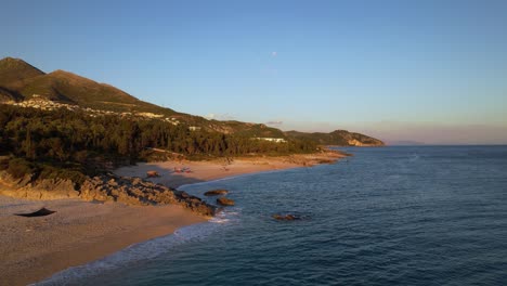 Playas-De-Arena-Y-Acantilados-Bañados-Por-El-Mar-Jónico-En-Una-Hermosa-Costa-Con-Bosques-Y-Montañas-En-Albania