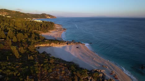 Playas-Paradisíacas-Con-Guijarros-Rodeadas-De-Rocas-Y-Agua-De-Mar-Azul-A-Orillas-Del-Mediterráneo-En-Albania