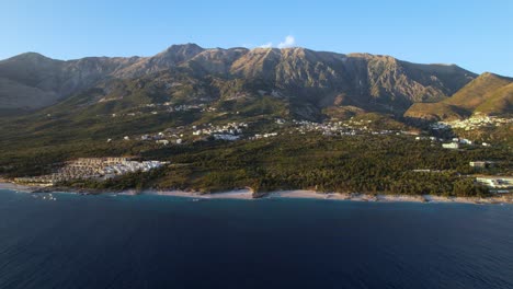 Costa-De-La-Riviera-Con-Playas-Vírgenes,-Agua-De-Mar-Azul-Limpia,-Resorts-Y-Fondo-De-Montañas-En-Albania