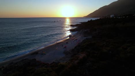Sonnenuntergang-Am-Drimadhes-Strand,-Sonne-Reflektiert-Auf-Meerwasser,-Romantischer-Abend-An-Der-Mittelmeerküste