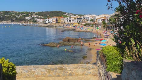 Strand-An-Der-Costa-Brava-Calella-De-Palafrugell-Tamariu-Katalonien-Spanien-Fischerdorf-Mittelmeer-Transparent-Türkisblaues-Wasser-Katalanischer-Tourismus-In-Girona