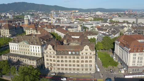 Zürcher-Stadtzentrum-Während-Der-Morgendlichen-Hauptverkehrszeit,-Historische-Gebäude
