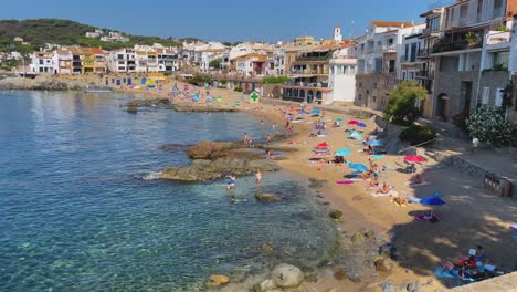 Strand-An-Der-Costa-Brava-Calella-De-Palafrugell-Tamariu-Katalonien-Spanien-Fischerdorf-Mittelmeer-Transparent-Türkisblaues-Wasser-Katalanischer-Tourismus-In-Girona