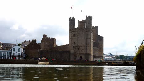 Histórico-Castillo-De-Caernarfon-Puerto-Medieval-Galés-Ciudad-Histórica-Frente-Al-Mar