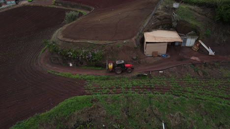 Fernaufnahme-Einer-Drohne-Auf-Einem-Traktor,-Der-Sich-über-Kartoffelplantagen-Bewegt
