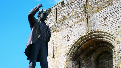 David-Lloyd-George-Statue-Caernarfon-Urban-Town-Skulptur-Des-Politikerführers-In-Der-Nähe-Der-Burgmauern