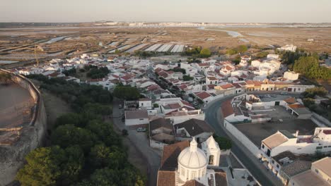 Charming-town,-aerial-reveal-of-church-Igreja-Matriz-Castro-Marim,-Algarve,-Portugal