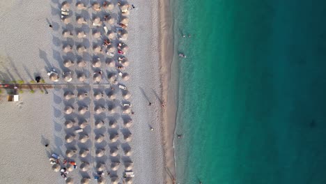 Sommerurlaub-Perfekte-Lage-Im-Mittelmeer,-Sandstrände-Umspült-Von-Sauberem-Smaragdgrünem-Meerwasser-In-Albanien