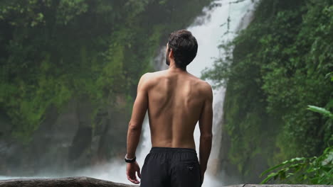 Der-Mensch-Betrachtet-Den-Blauen-Wasserfall-Von-Rio-Celeste-In-Costa-Rica-Im-Regenwald,-Zeitlupe