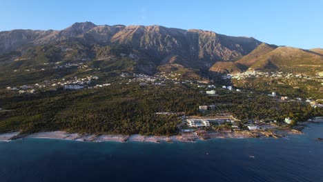 Costa-De-La-Riviera-Con-Hermosas-Playas-Y-Acantilados-Bañados-Por-Agua-Azul-Del-Mar-Y-Fondo-De-Montañas-En-Albania