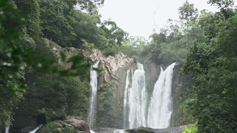 Schwenken-Bis-Zum-Oberen-Wasserfall-Kaskadierende-Nauyaca-wasserfälle,-Costa-Rica