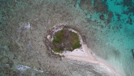 Spinning-Drone-shot-of-beautiful-bay-islands-of-Utila,-Water-cay,-Utila-cay,-Jewel-cay-in-Atlantida,-Honduras